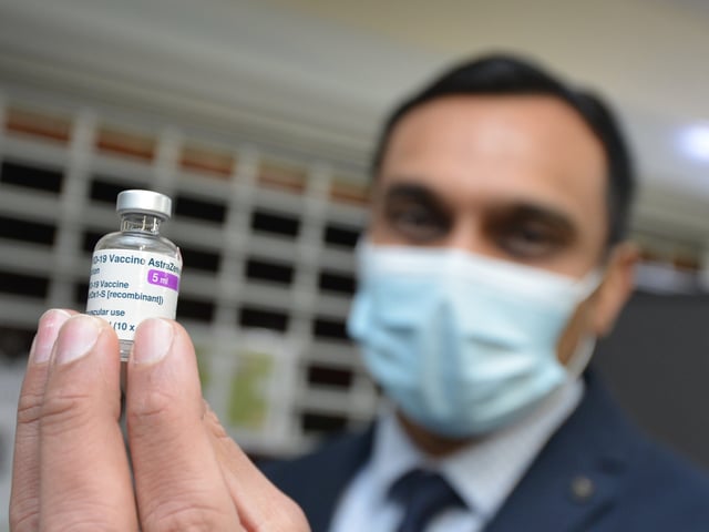 Ticehurst Pharmacy administering the Covid-19 vaccine (Oxford AstraZeneca) at Ticehurst Village Hall. Pic Justin Lycett.
Oxford AstraZeneca vaccine SUS-210121-131316001
