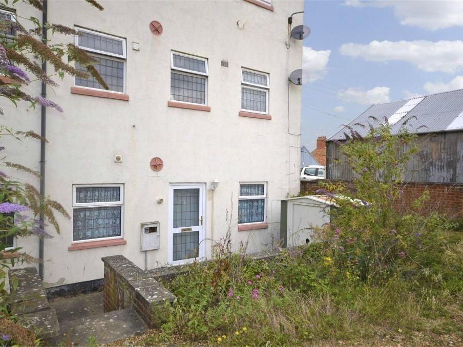 Studio flat for sale in Raunds. Pictures courtesy of rightmove.co.uk and Allsop auctioneers.