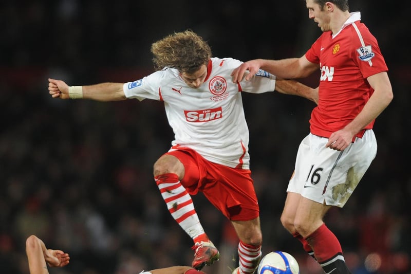 Sergio Torres battles for the ball