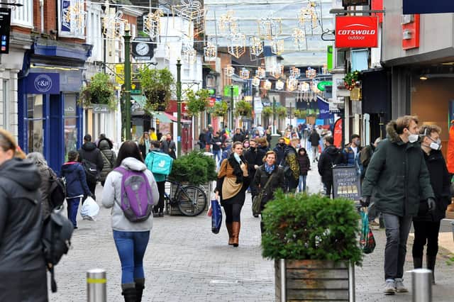 Christmas shoppers in Horsham. Pic Steve Robards SR20121101 SUS-201112-144912001