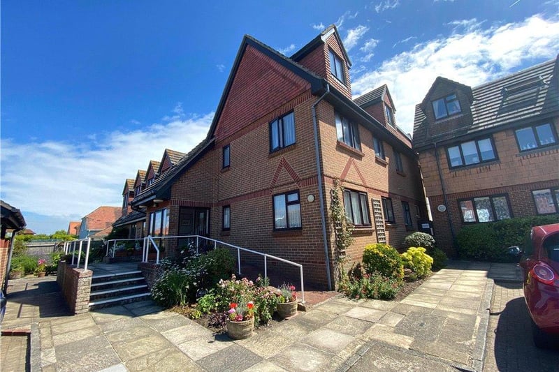 Set in an ideal seafront location is this wonderful two bedroom apartment located on the second floor with the added benefit of a residents lift. The property benefits from beautiful communal gardens. Price: £135,000.