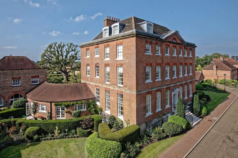 A two bed flat for sale in a property that benefits from occupying the southern side of the building with one of the most beautiful rooms available within Horsham. A family room/dining room gives plenty of natural light and French doors which open to a screened area of the gardens. Price: £775,000.