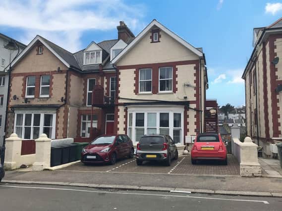 A spacious, two double bedroomed lower ground floor flat. A private patio seating area with a hugh area of communal garden with fenced boundaries. Price: £250,000.