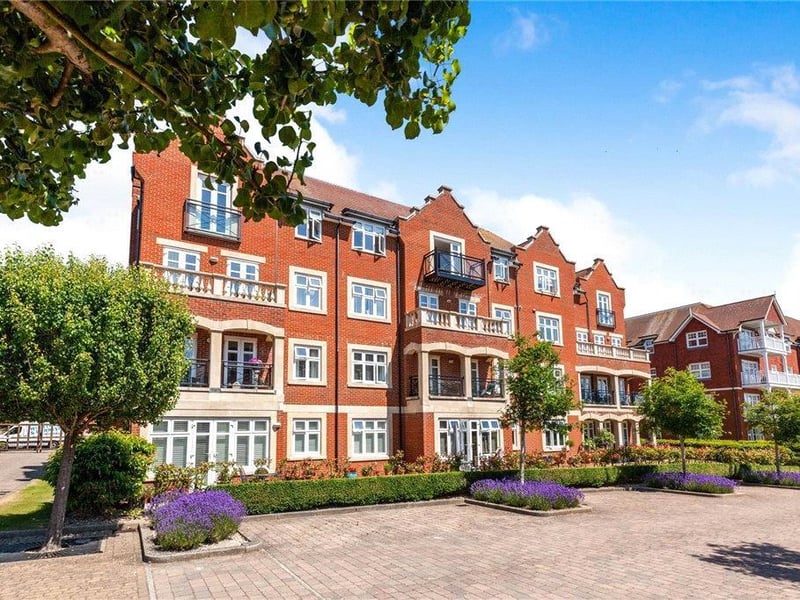 A stunning two double bedroom apartment on the third floor benefiting from underground parking and a balcony with fantastic sea and South Downs views. A communal garden and sea views and under floor heating. Price: £499,950.