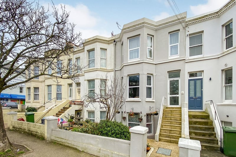 This garden flat is located just moments away from the local shops of Silverhill. This property has been thoughtfully and tastefully decorated throughout. The property comes with a private rear garden which is undergone great improvement having a patio area, walled boundaries, newly laid turf, summer house having power and light connected. Price: £180,000.
Photo: Zoopla
