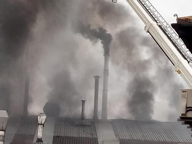 Firecrews tackling the blaze in Heckington Business Park. Photo: Andrew Bradley EMN-210403-140511001