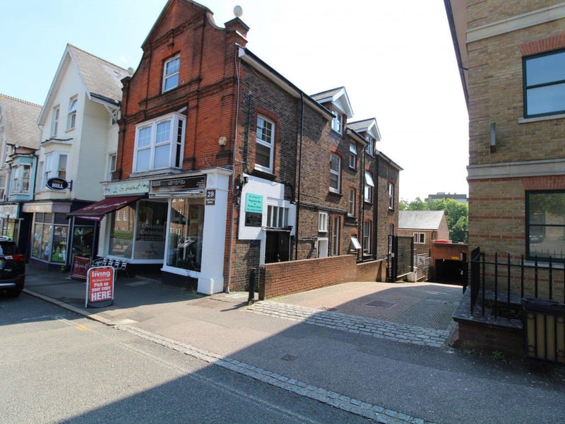 Two bedroom first floor flat close to railway station and town centre. Price:£825pcm.
