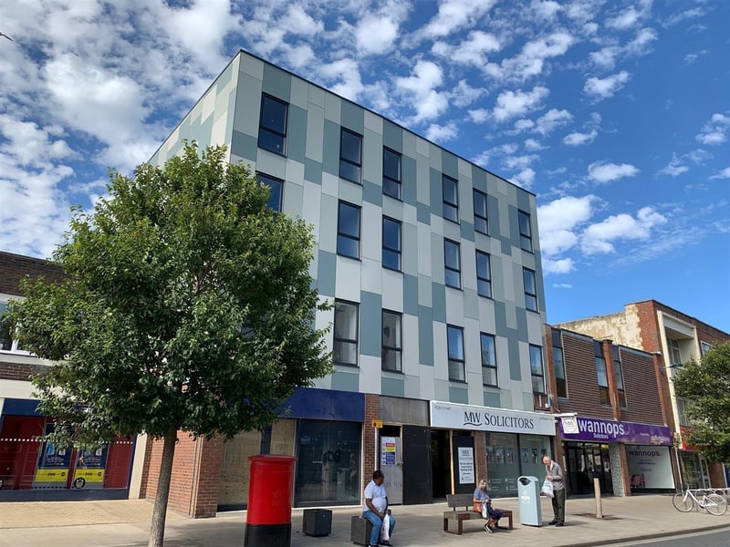 Newly built two bedroom flat on third floor of central development. Price: £895pcm.