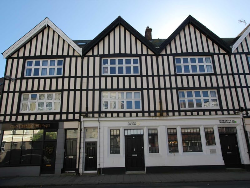 This two bedroom first floor flat is close to the town centre and seafront. Price: £795pcm.