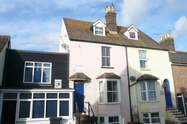 This two bedroom apartment is situated in the historic Cinque Ports area. Price: £650pcm.