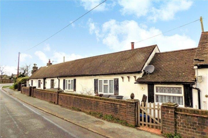 A spacious three bedroom bungalow with garden. Price: £850pcm.
