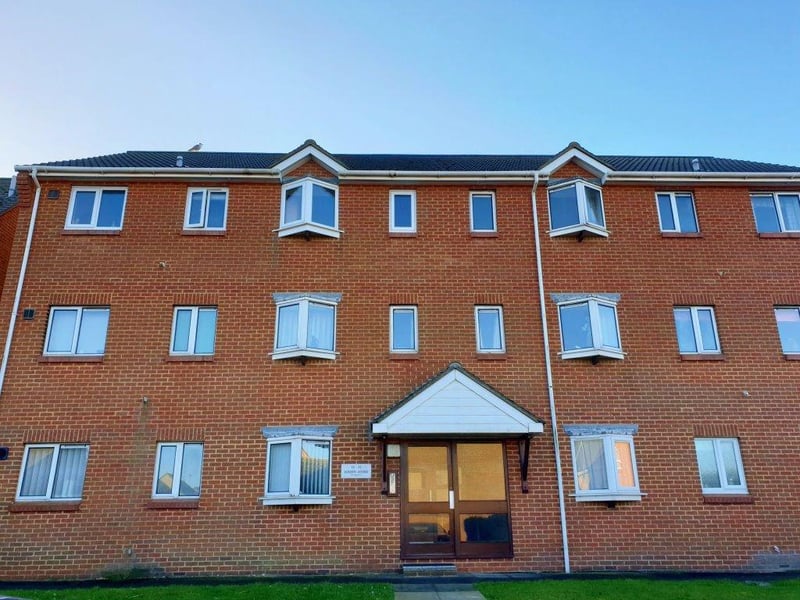 A spacious two bedroom ground floor flat close to seafront. Price: £875pcm.