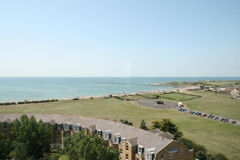 Spacious two bedroom flat with fantastic sea view. Price: £875pcm.