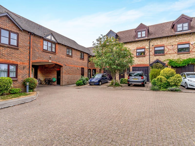 A well presented first floor apartment set in a very pleasant and convenient location. Price: £850pcm.