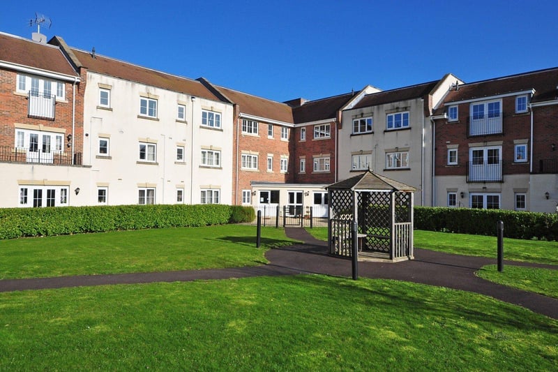 A well presented second floor apartment overlooking the communal green. Price: £875pcm.
