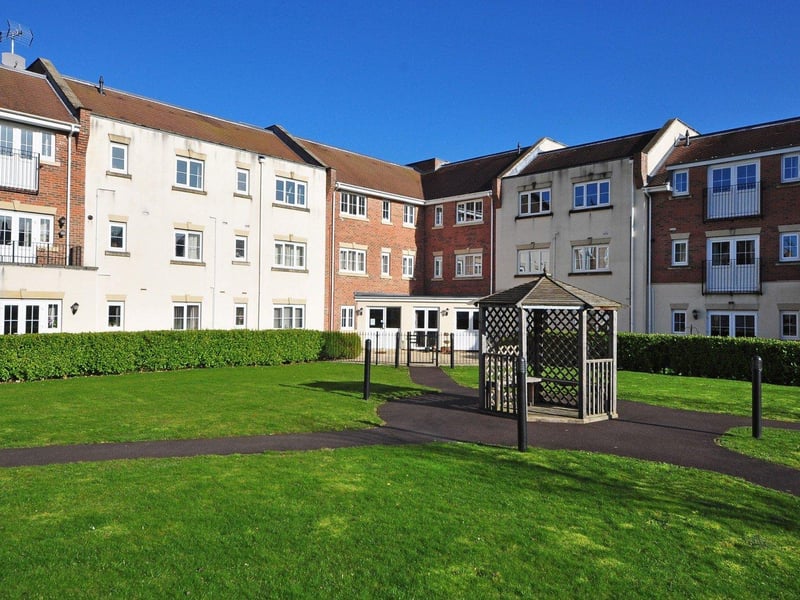A well presented second floor apartment overlooking the communal green. Price: £875pcm.