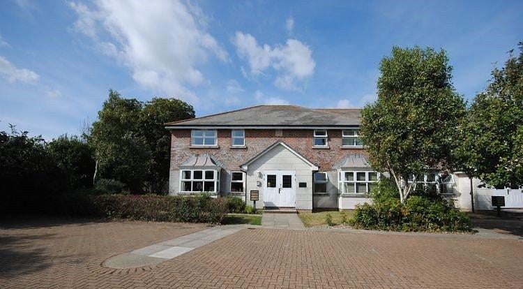 A well presented modern first floor apartment in a small mews style development. Price: £875pcm.