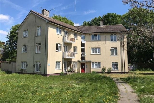 This two bedroom top floor flat is situated in the town centre. Price: £900pcm.