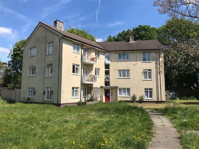 This two bedroom top floor flat is situated in the town centre. Price: £900pcm.