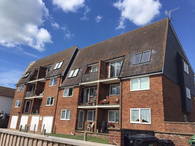 A two bedroom ground floor flat in the heart of the seaside village. Price: £795pcm.