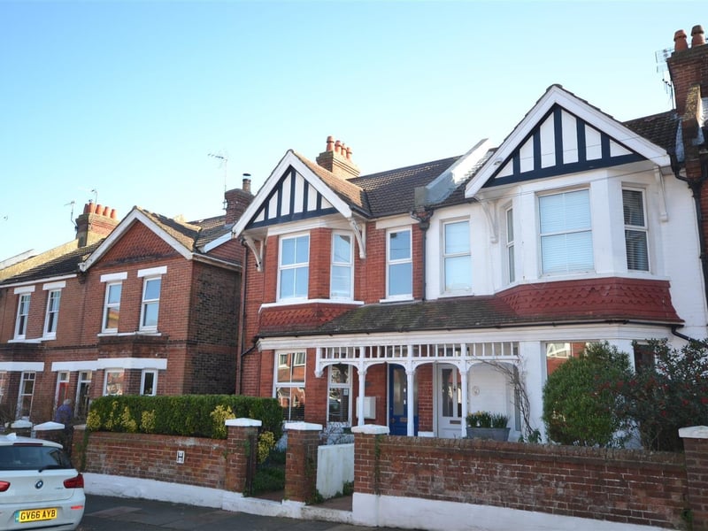 A two bedroom top floor flat in the heart of the Old Town. Price: £800pcm.