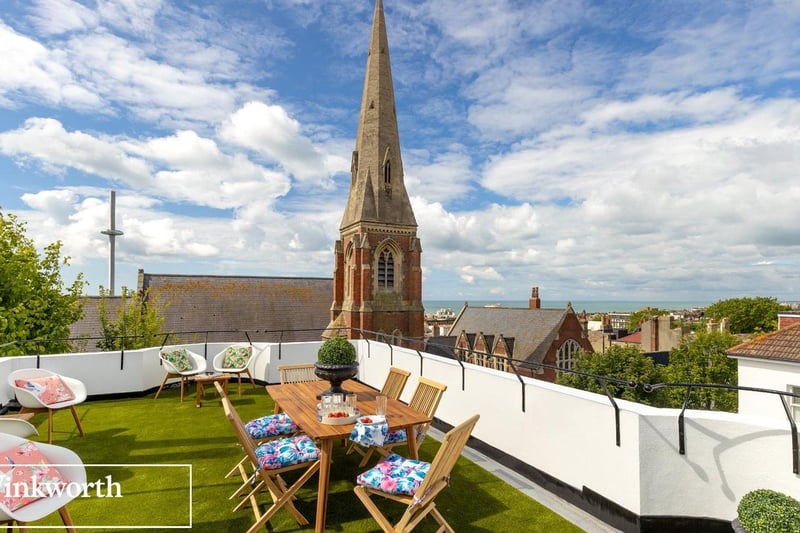 South westerly facing large roof terrace, perfect for alfresco dining.