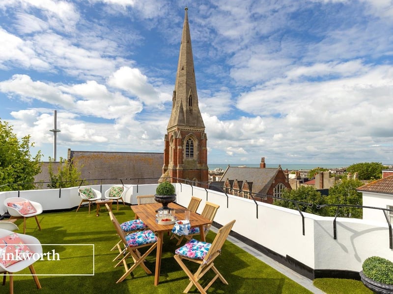 South westerly facing large roof terrace, perfect for alfresco dining.