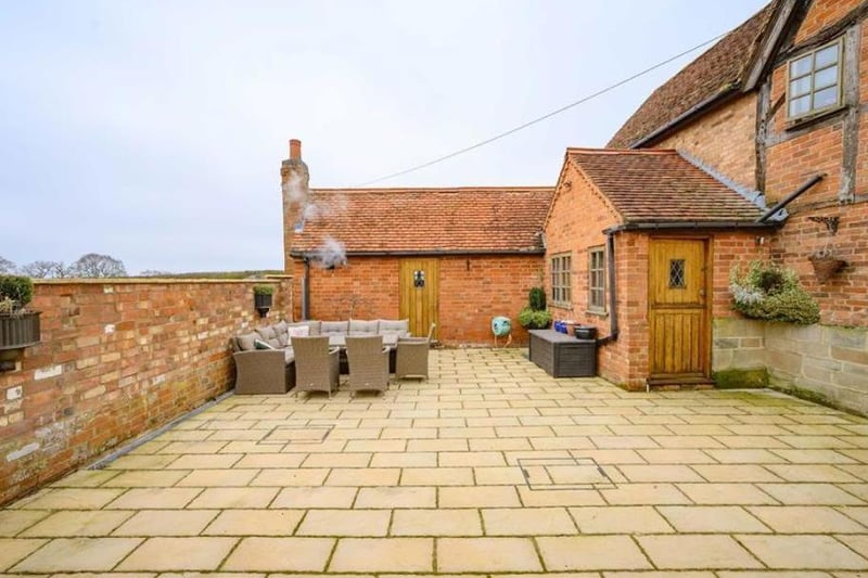 The patio area at Wiggerland Wood Farm, off Banbury Road in Bishops Tachbrook. Photo by ehB Residential