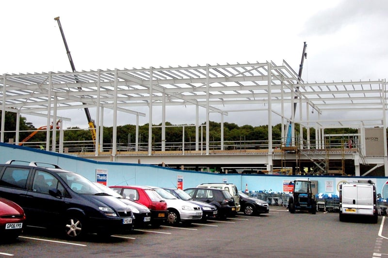 The new structure of Tesco Extra is St Leoanrds pictured on 27/6/08 SUS-210322-123057001