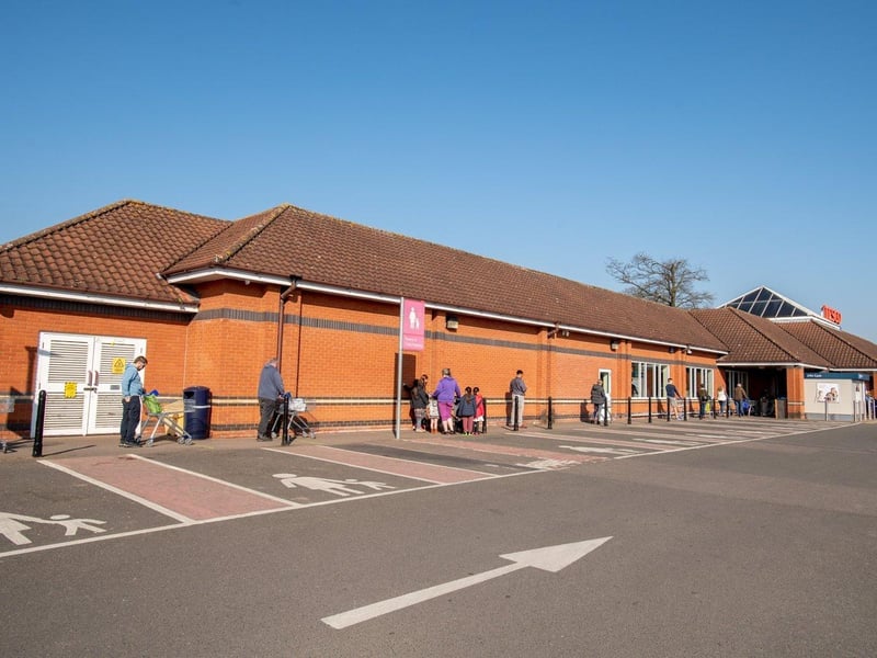 Queues outside Tesco in Sleaford. EMN-210323-114403001