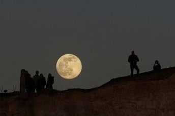 Full moon at Birling Gap, by Gavin Parrott. SUS-210324-100711001
