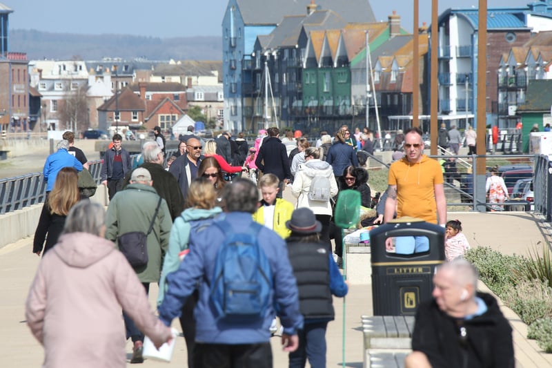 Littlehampton on Easter Sunday. Picture by Eddie Mitchell SUS-210404-154954001