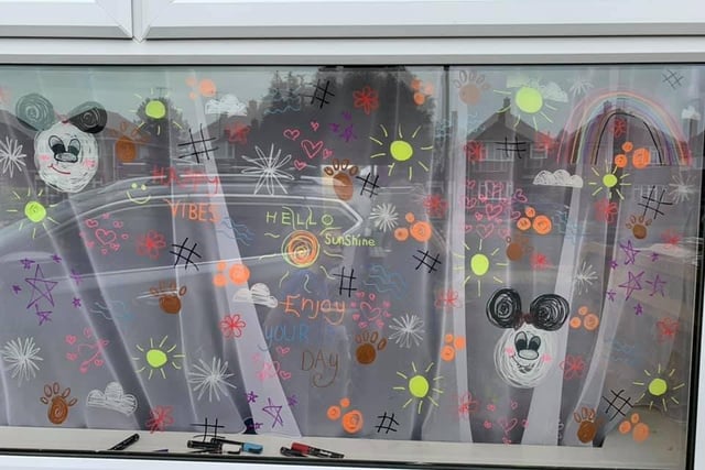 Jazymn Merritt's children have been drawing on their windows for passers by SUS-200322-143220001