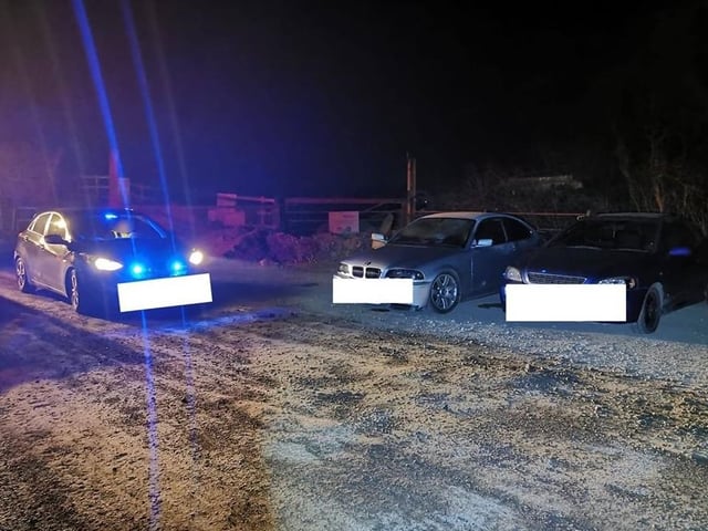 Drivers met up at Block Fen Drove, Chatteris, in the early hours of Tuesday morning to fix a car radio
