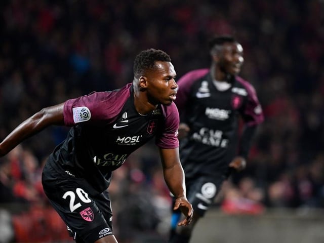 Leeds United are ready to rival Chelsea for Metz star Habib Diallo. He was reportedly subject of a 17m bid by the Blues in January. (LeFoot)