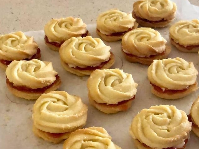 Kate Jones made viennese whirls SUS-200414-150458001