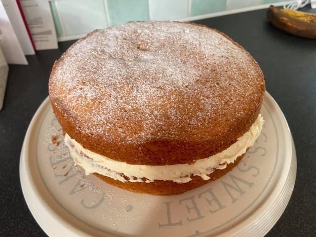 Penny Austin made a victoria sponge with buttercream SUS-200414-150518001