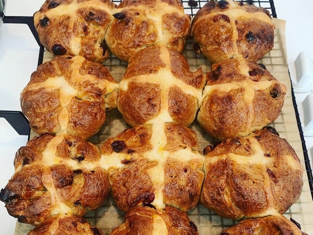 Jennie Nichols made hot cross buns SUS-200414-150427001