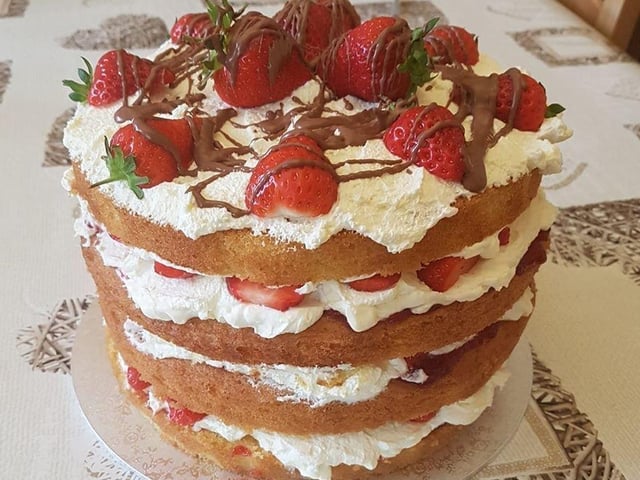 Amanda Reed made this strawberry sponge earning her second place for East Sussex SUS-200414-150608001