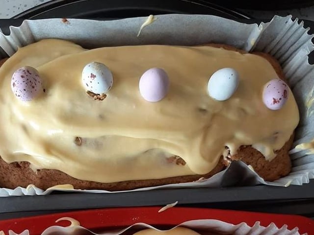 Emma Westley made a carrot cake for the Easter bunny SUS-200414-150908001