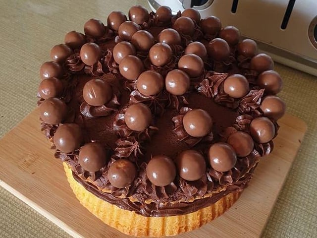 Sarah Stanbridge made this birthday cake SUS-200414-150928001