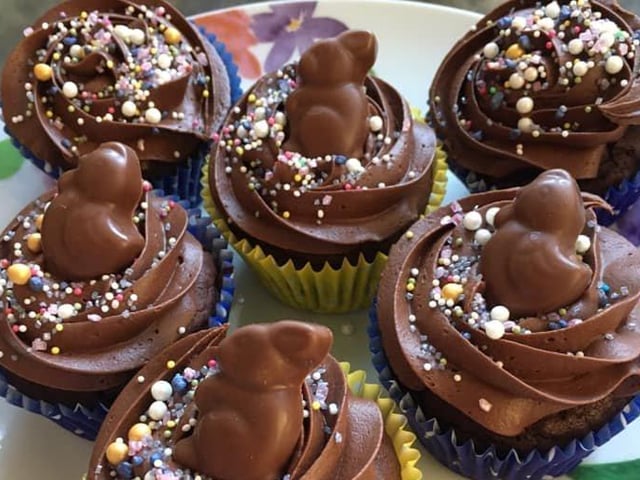 Sharon Whinn made these vegan cakes SUS-200414-151058001
