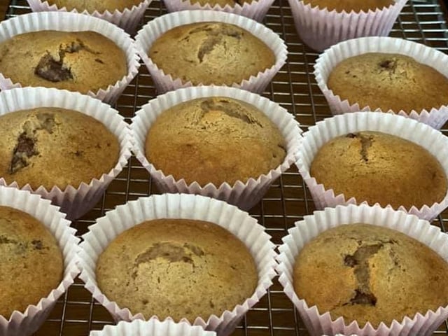 Lucy Verbrugge made sugar free banana and chocolate muffins SUS-200414-150958001