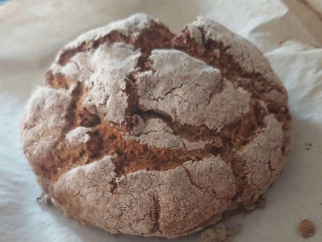 Bella Tomsett made soda bread SUS-200414-151018001