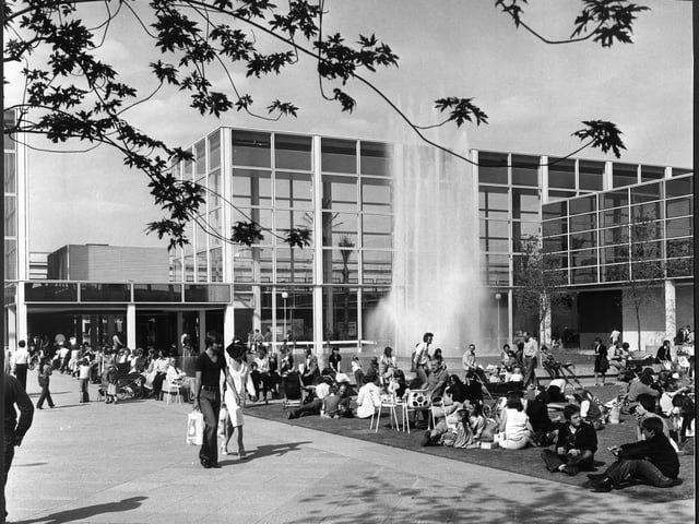 A sunny day by the fountain