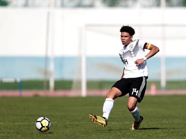 Chelsea are in pole position to sign highly-rated Borussia Dortmund defender Nnamdi Collins and have offered 1.75m for the 16-year-old. (Bild)