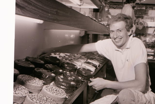 A baker pictured in August 1977