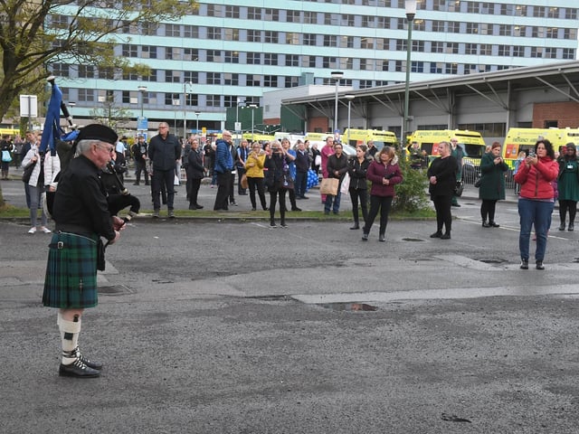 A piper played before and after the applause.