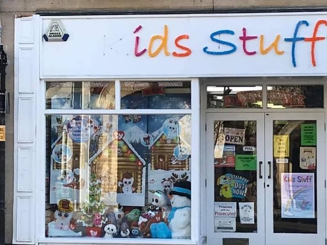 Kids Stuff's Christmas window SUS-190512-130721001