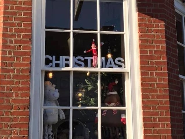 Q Hair & Beauty's Christmas window SUS-190512-130811001